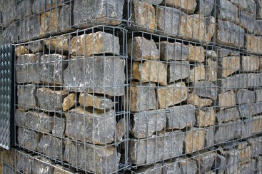 Versorgungsgebäude mit Wand aus Steinkörben/Gabionen | SHB GmbH & Co. KG